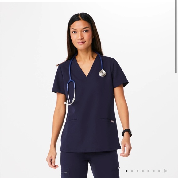 NWT Figs Casma Three-Pocket scrub Top in Navy - Picture 3 of 6